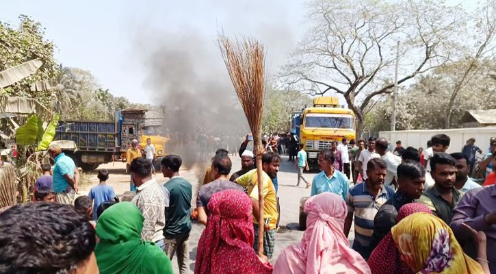 আবাসিক এলাকা থেকে মিক্সার ডিপো প্রত্যাহারের দাবিতে মহাসড়ক অবরোধ